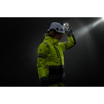 Kurtka robocza damska odblaskowa, wodoodporna, elastyczna, EN ISO 20471 kl. 2/3 Snickers High-Vis 1179 – zdjęcie w użyciu 3